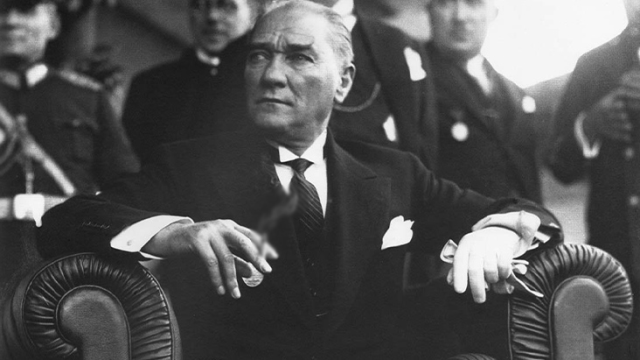 Atatürk'ün hayata veda edişinin 85. yıl dönümü... Binlerce vatandaş Dolmabahçe Sarayı'na akın etti... - Sayfa 11