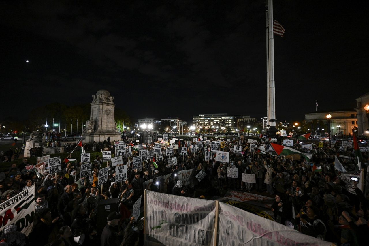 ABD'de binlerce insan Filistin için yürüdü! Washington ve New York'ta İsrail'in Gazze'ye saldırıları protesto edildi - Sayfa 13
