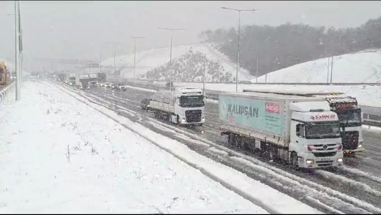 Ulaşıma kar engeli! TEM'de İstanbul yönünde uzun araç kuyrukları oluştu - Sayfa 5