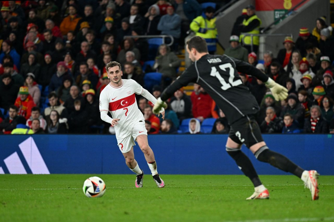 Ceza sahası içinden vuruşları herkesi çıldırttı: Ümit Karan dayanamadı, canlı yayında şut çekme dersi verdi! - Sayfa 7