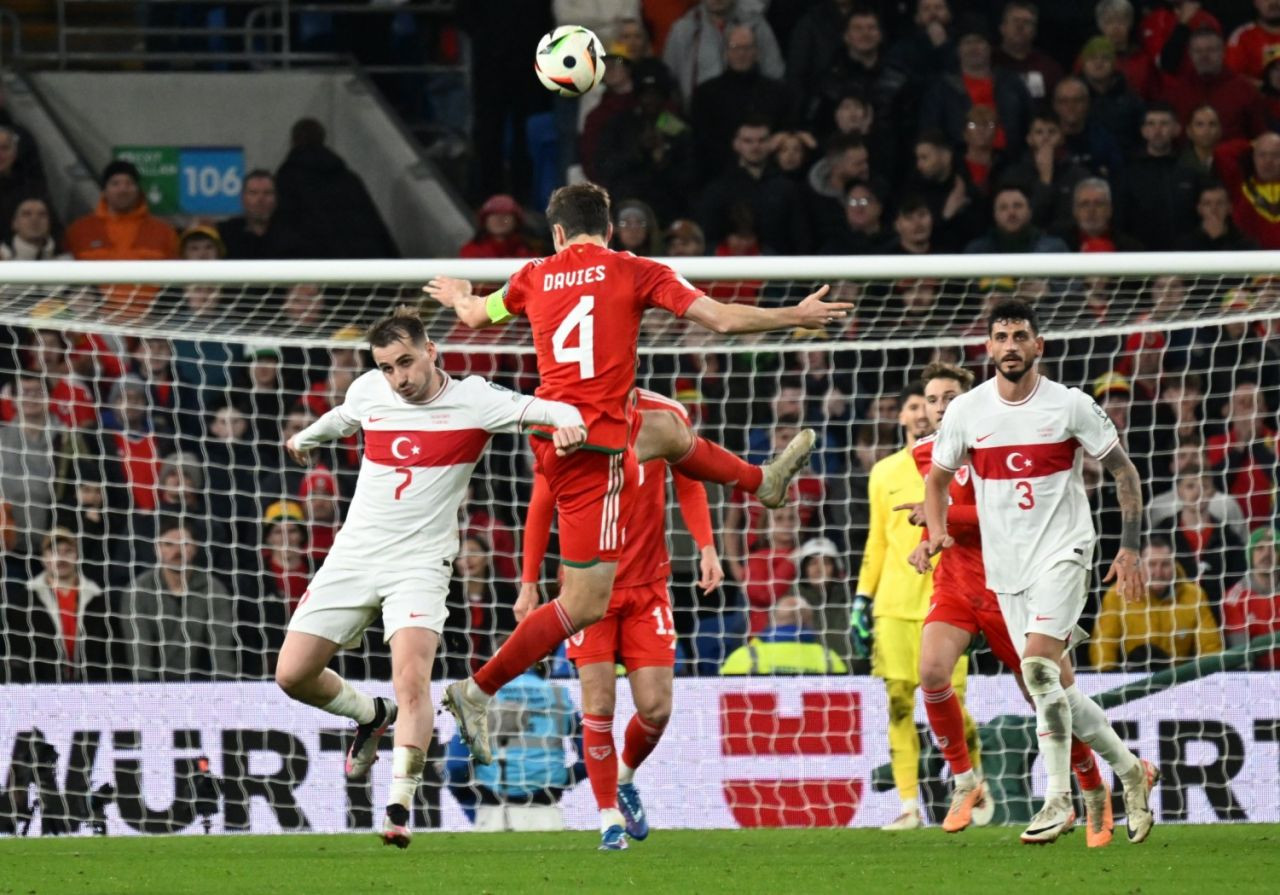 Ceza sahası içinden vuruşları herkesi çıldırttı: Ümit Karan dayanamadı, canlı yayında şut çekme dersi verdi! - Sayfa 8