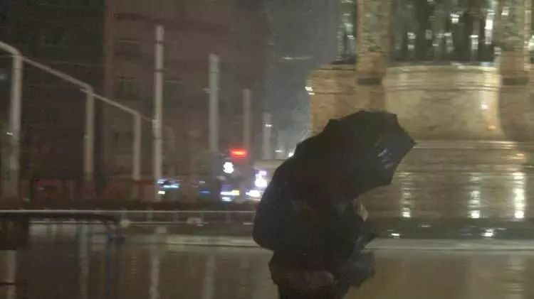 İstanbullular dikkat! Lodos ve sağanak geceden başladı... Çatılar uçtu, vatandaşlar yürüyemedi! - Sayfa 19