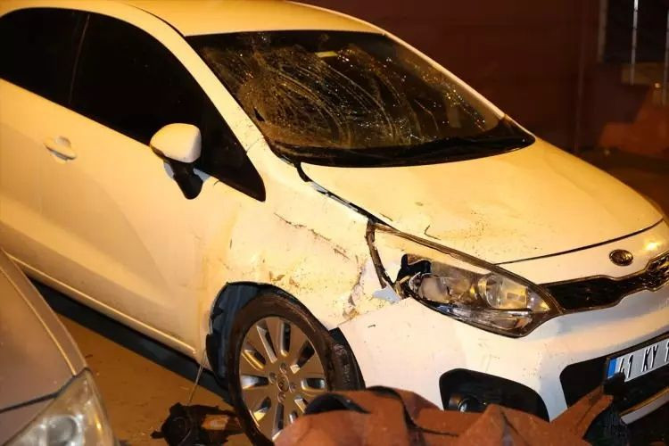 İstanbullular dikkat! Lodos ve sağanak geceden başladı... Çatılar uçtu, vatandaşlar yürüyemedi! - Sayfa 13