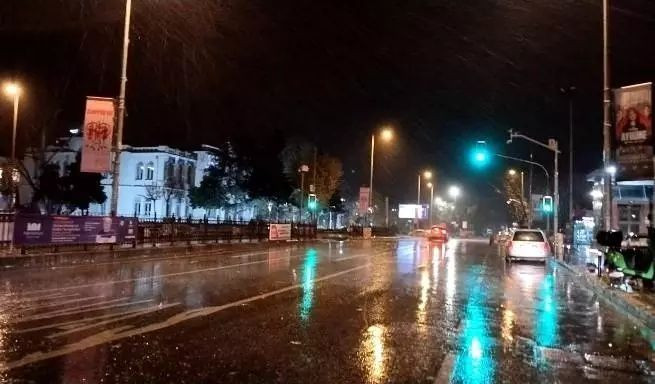 İstanbullular dikkat! Lodos ve sağanak geceden başladı... Çatılar uçtu, vatandaşlar yürüyemedi! - Sayfa 11