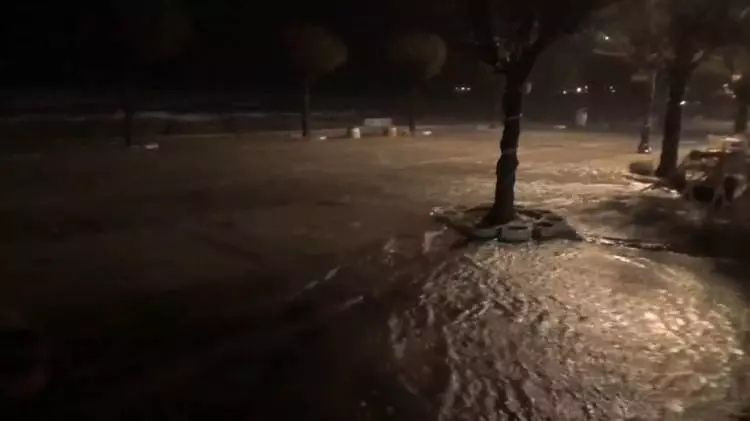 İstanbullular dikkat! Lodos ve sağanak geceden başladı... Çatılar uçtu, vatandaşlar yürüyemedi! - Sayfa 15