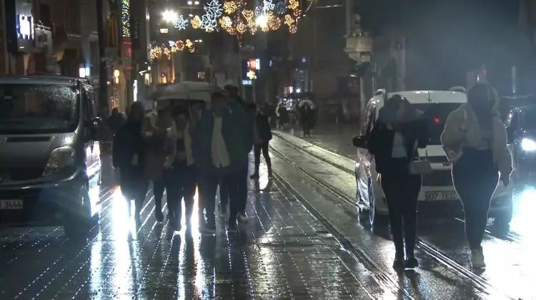 İstanbullular dikkat! Lodos ve sağanak geceden başladı... Çatılar uçtu, vatandaşlar yürüyemedi! - Sayfa 21