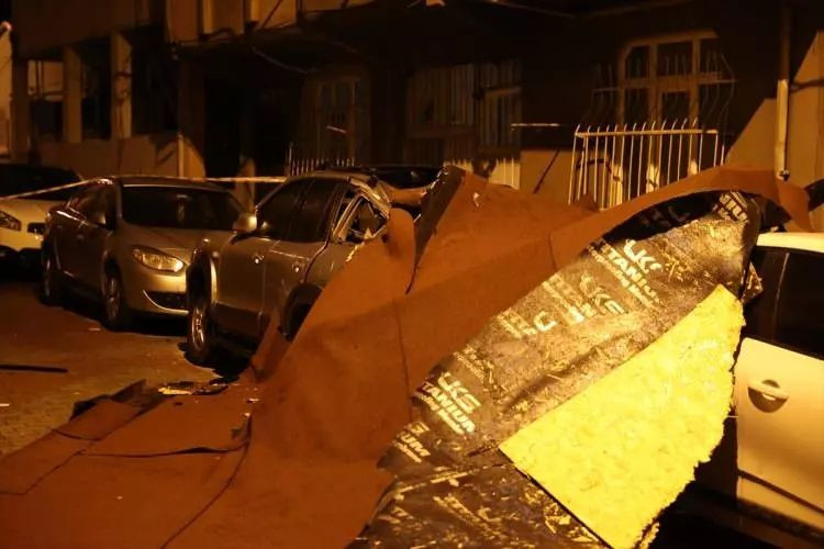 İstanbullular dikkat! Lodos ve sağanak geceden başladı... Çatılar uçtu, vatandaşlar yürüyemedi! - Sayfa 5