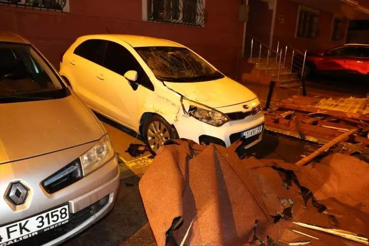 İstanbullular dikkat! Lodos ve sağanak geceden başladı... Çatılar uçtu, vatandaşlar yürüyemedi! - Sayfa 14