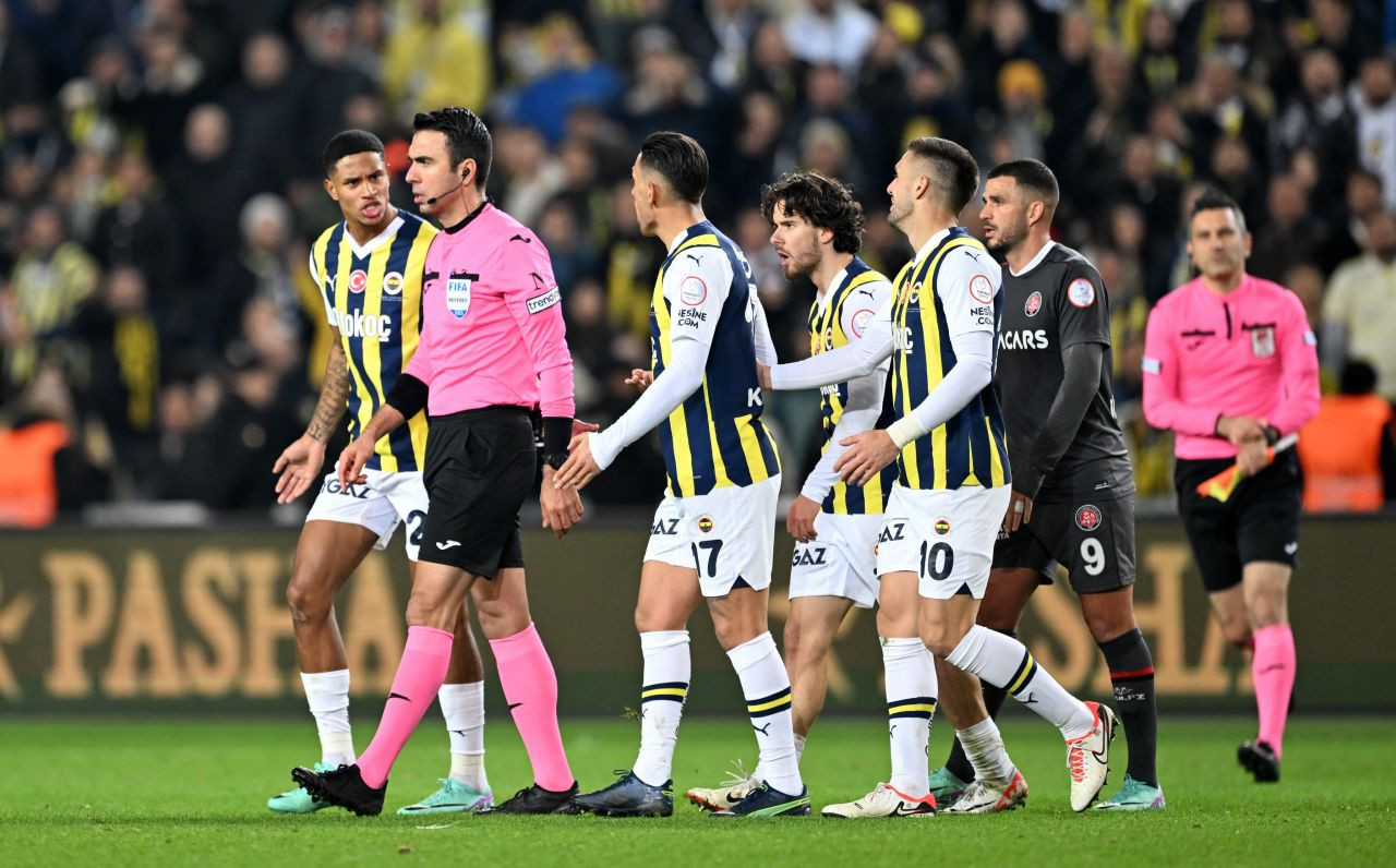 Maç sonu hedef gösterdi: “Kadıköy’de kara değil skandal bir gece! Arda Kardeşler maçı Karagümrük’ten aldı Fenerbahçe’ye verdi! Kadıköy’de hakem faciası yaşanmıştır” - Sayfa 5