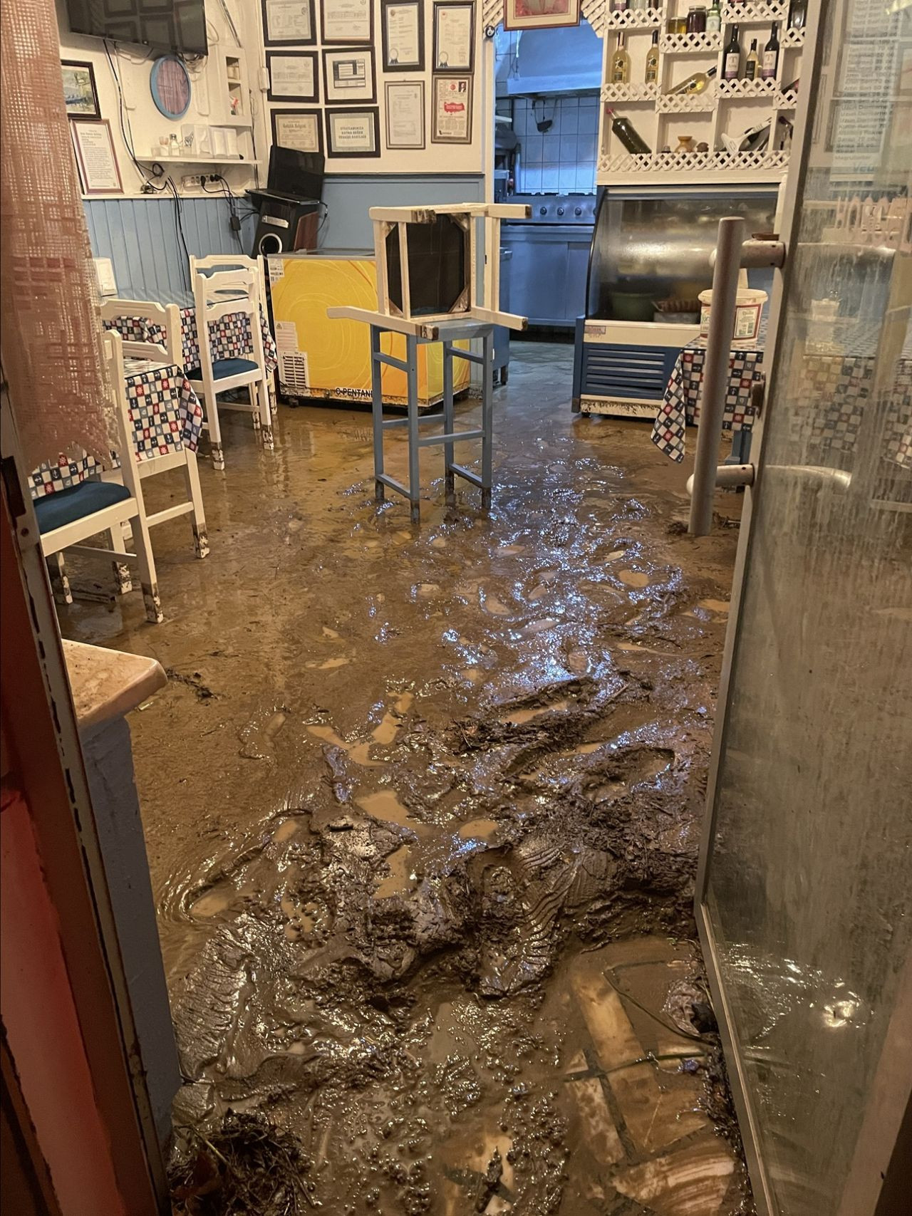 Bursa'da şiddetli yağış hayatı felç etti! Caddeler göle döndü, araçlar sürüklendi, iş yerlerini su bastı! - Sayfa 10