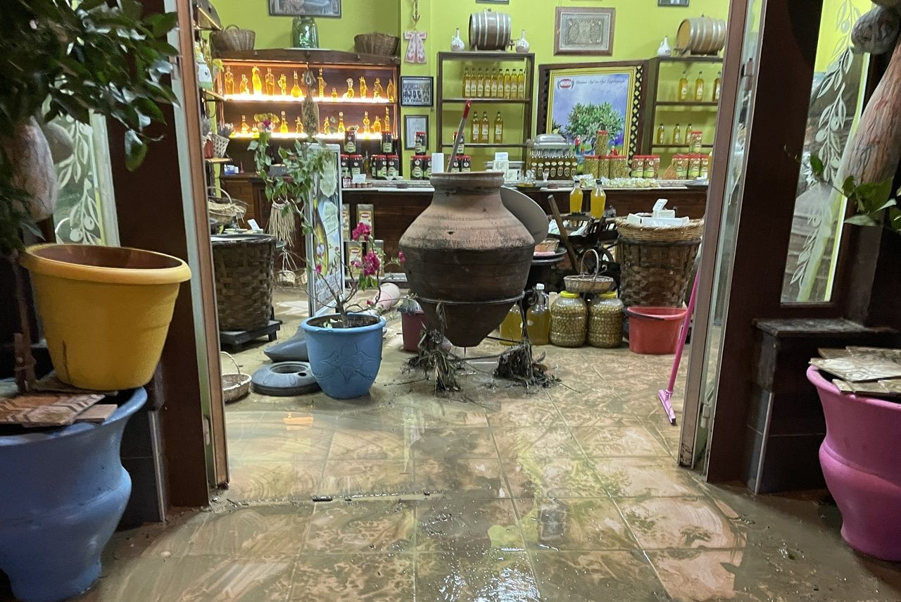 Bursa'da şiddetli yağış hayatı felç etti! Caddeler göle döndü, araçlar sürüklendi, iş yerlerini su bastı! - Sayfa 11