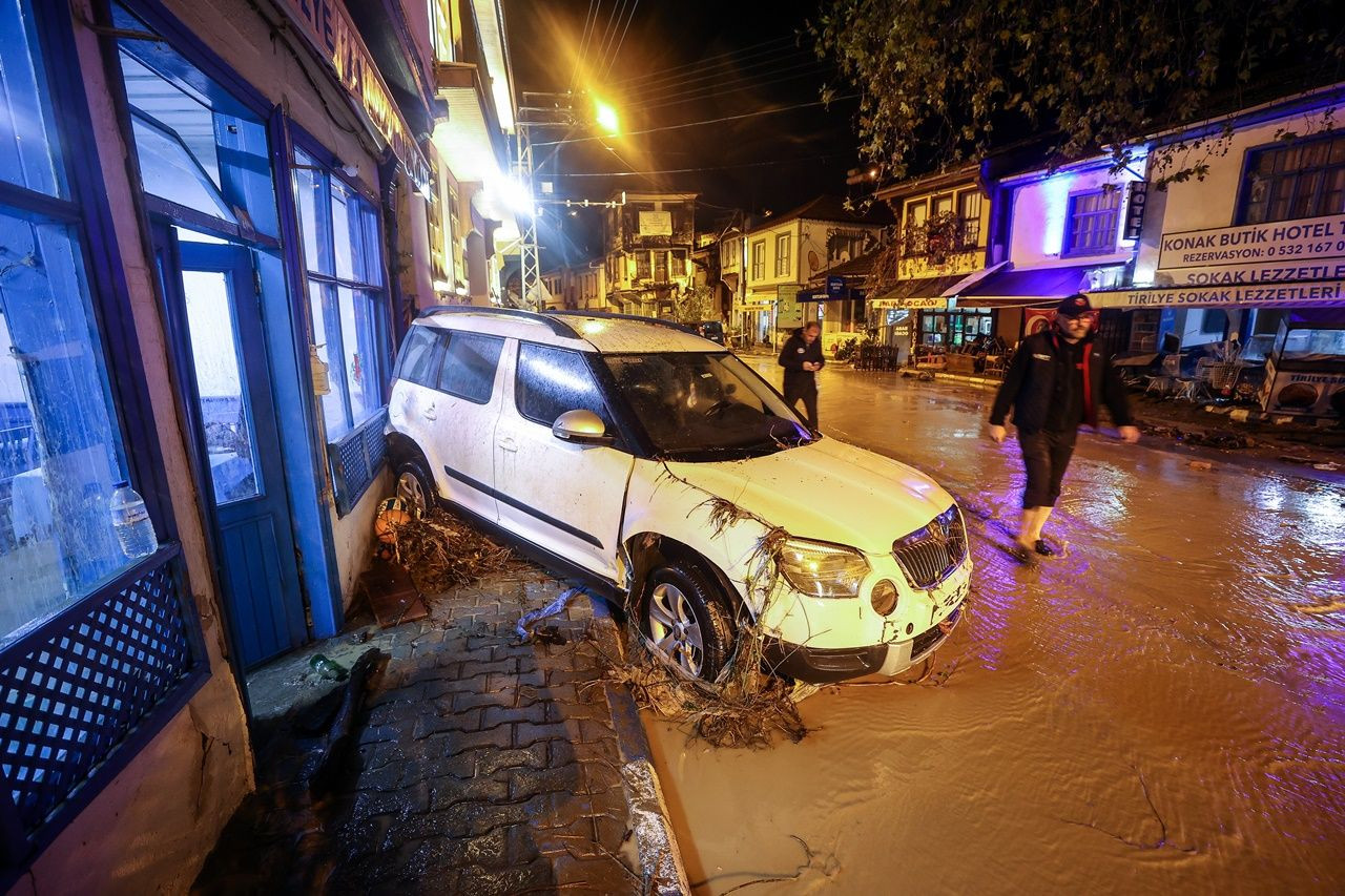 Bursa'da şiddetli yağış hayatı felç etti! Caddeler göle döndü, araçlar sürüklendi, iş yerlerini su bastı! - Sayfa 15