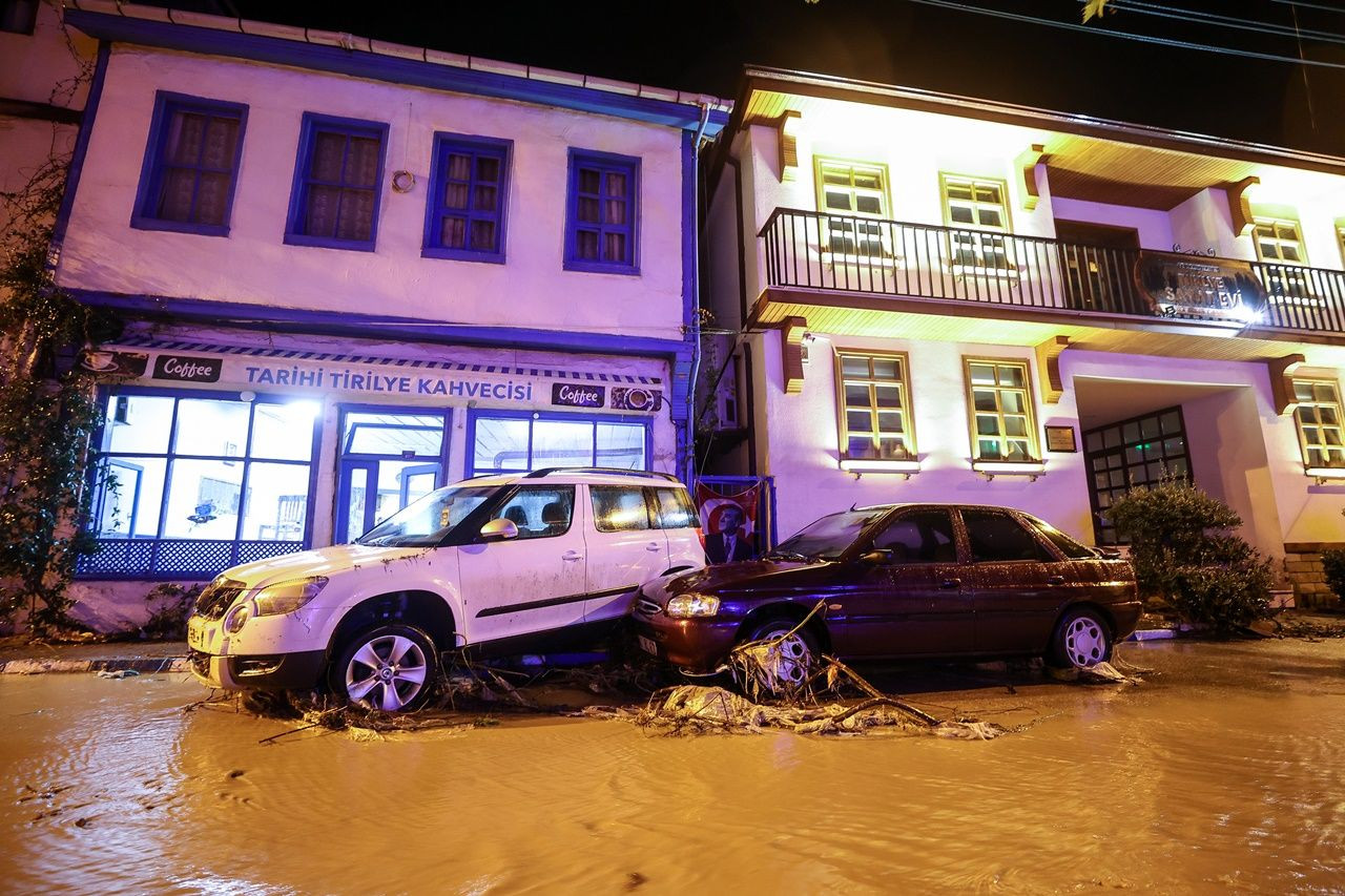 Bursa'da şiddetli yağış hayatı felç etti! Caddeler göle döndü, araçlar sürüklendi, iş yerlerini su bastı! - Sayfa 16