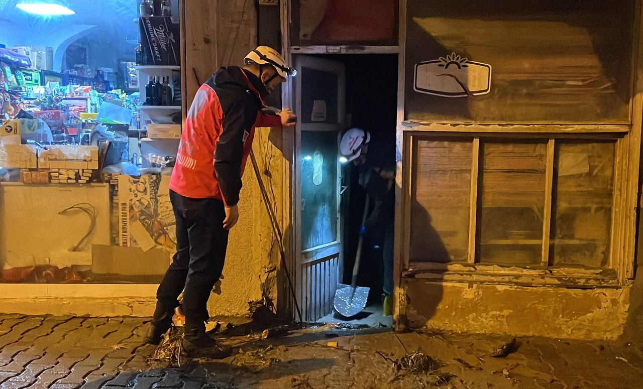 Bursa'da şiddetli yağış hayatı felç etti! Caddeler göle döndü, araçlar sürüklendi, iş yerlerini su bastı! - Sayfa 14