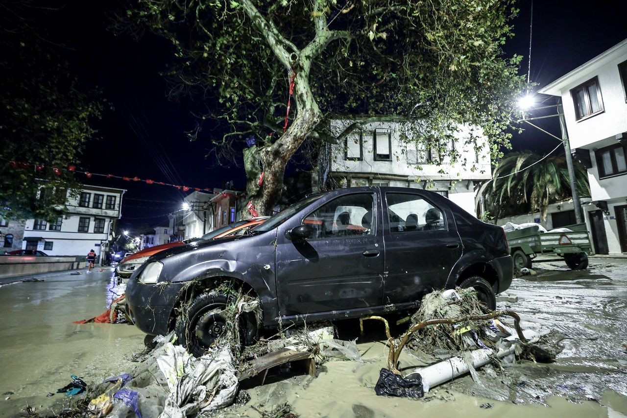 Bursa'da şiddetli yağış hayatı felç etti! Caddeler göle döndü, araçlar sürüklendi, iş yerlerini su bastı! - Sayfa 17