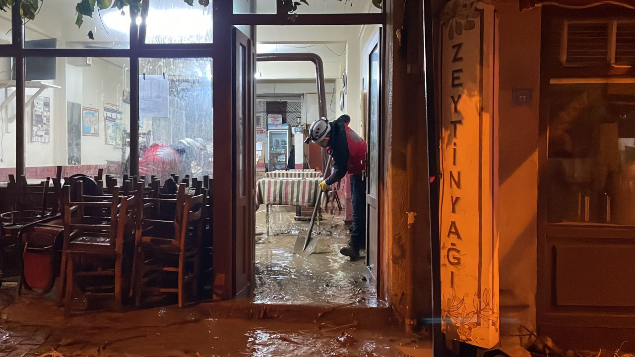 Bursa'da şiddetli yağış hayatı felç etti! Caddeler göle döndü, araçlar sürüklendi, iş yerlerini su bastı! - Sayfa 5