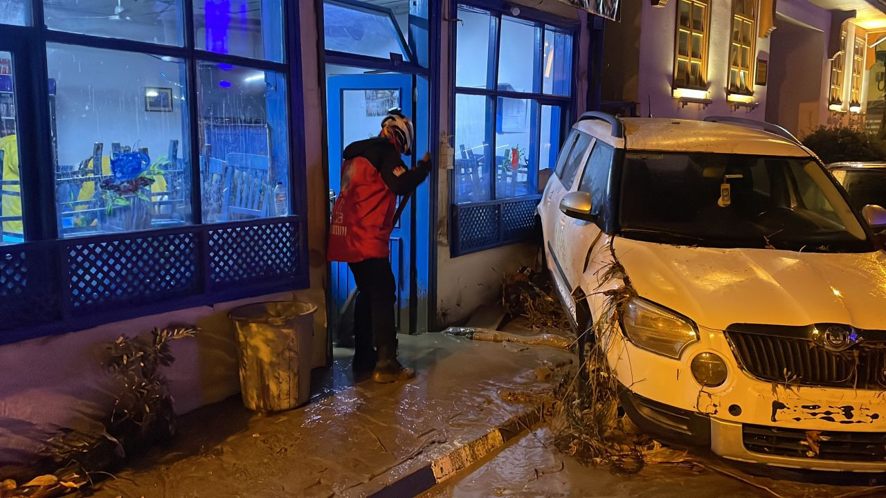 Bursa'da şiddetli yağış hayatı felç etti! Caddeler göle döndü, araçlar sürüklendi, iş yerlerini su bastı! - Sayfa 6