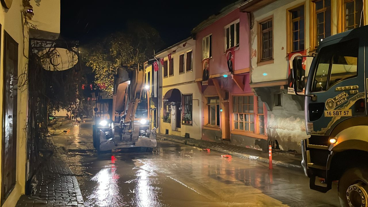 Bursa'da şiddetli yağış hayatı felç etti! Caddeler göle döndü, araçlar sürüklendi, iş yerlerini su bastı! - Sayfa 8