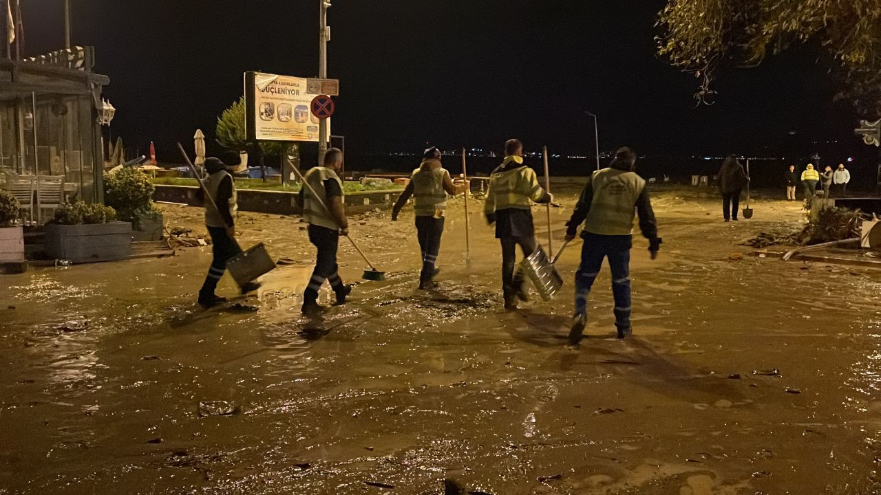 Bursa'da şiddetli yağış hayatı felç etti! Caddeler göle döndü, araçlar sürüklendi, iş yerlerini su bastı! - Sayfa 9