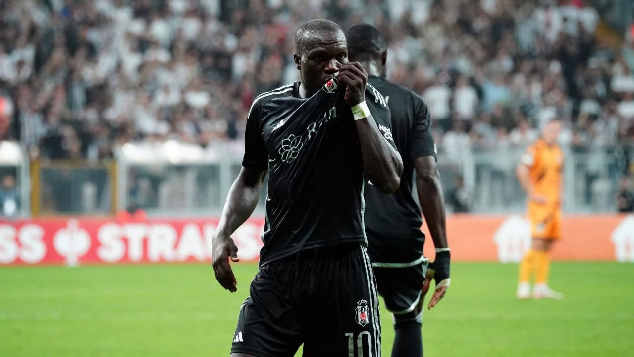 "Vincent Aboubakar saç ektirmiş, topa kafa vurmuyor! Sen hainsin Aboubakar! Sen çok büyük bir hainsin. Sana ikinci kez kucağını açan Beşiktaş camiasına sen hainlik yaptın!" - Sayfa 7