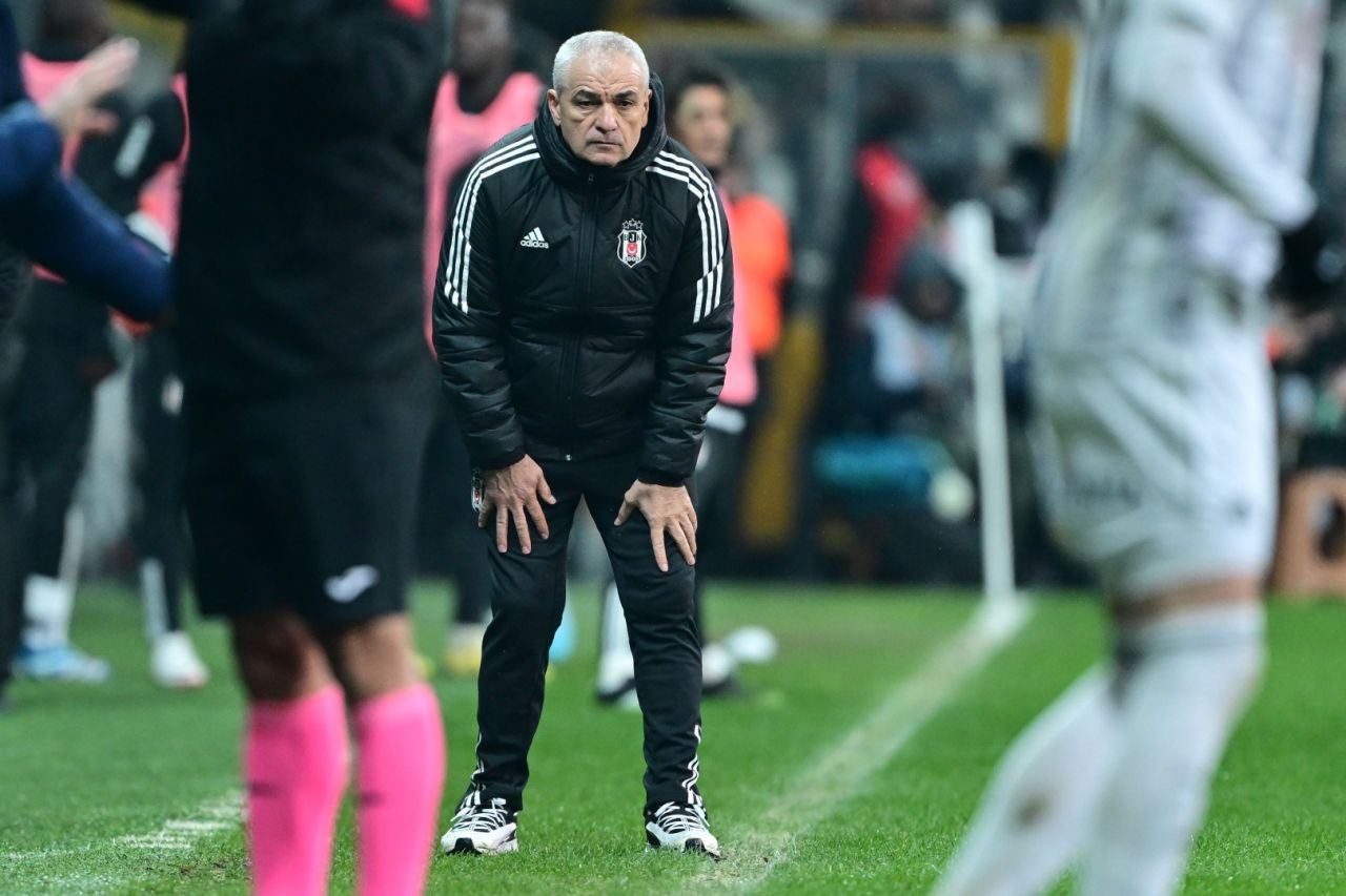 "Vincent Aboubakar saç ektirmiş, topa kafa vurmuyor! Sen hainsin Aboubakar! Sen çok büyük bir hainsin. Sana ikinci kez kucağını açan Beşiktaş camiasına sen hainlik yaptın!" - Sayfa 5