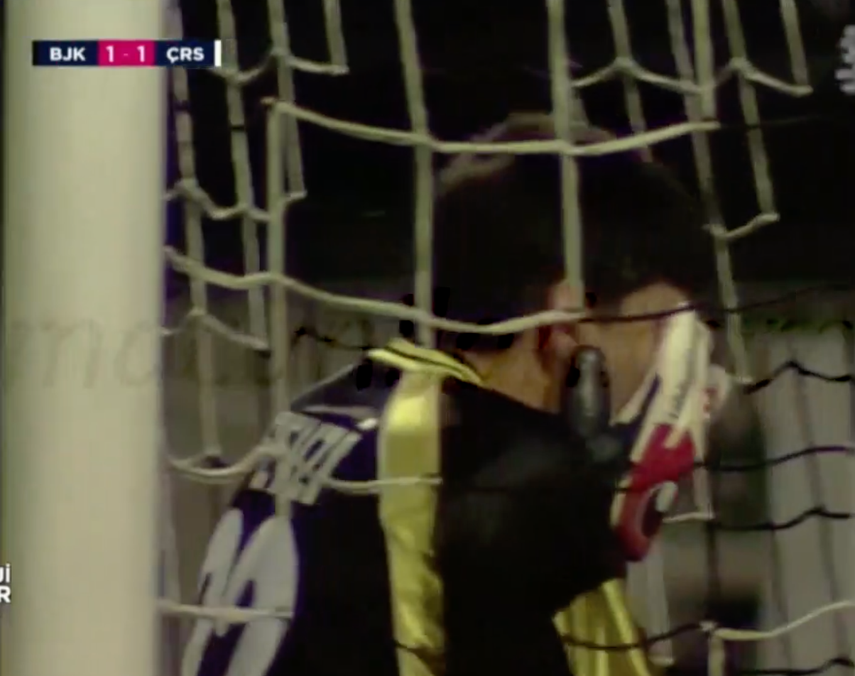 İşte Beşiktaş’ın Andre Onana’sı! Yediği gollerle Beşiktaş'ı şampiyonluktan etti, taraftarı çıldırttı! Sonunda dayanamadı kafasını direğe vurdu, futbolcular engel oldu! Hapse bile girdi... - Sayfa 14