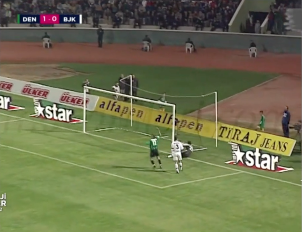 İşte Beşiktaş’ın Andre Onana’sı! Yediği gollerle Beşiktaş'ı şampiyonluktan etti, taraftarı çıldırttı! Sonunda dayanamadı kafasını direğe vurdu, futbolcular engel oldu! Hapse bile girdi... - Sayfa 8