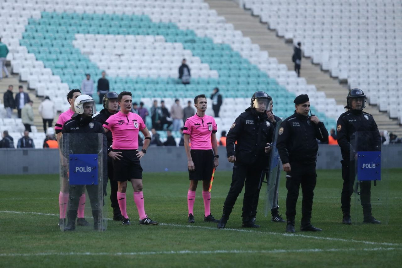 Bursaspor-Diyarbekirspor maçında saha savaş alanına döndü: 6 kırmızı kart, 1 gözaltı - Sayfa 7