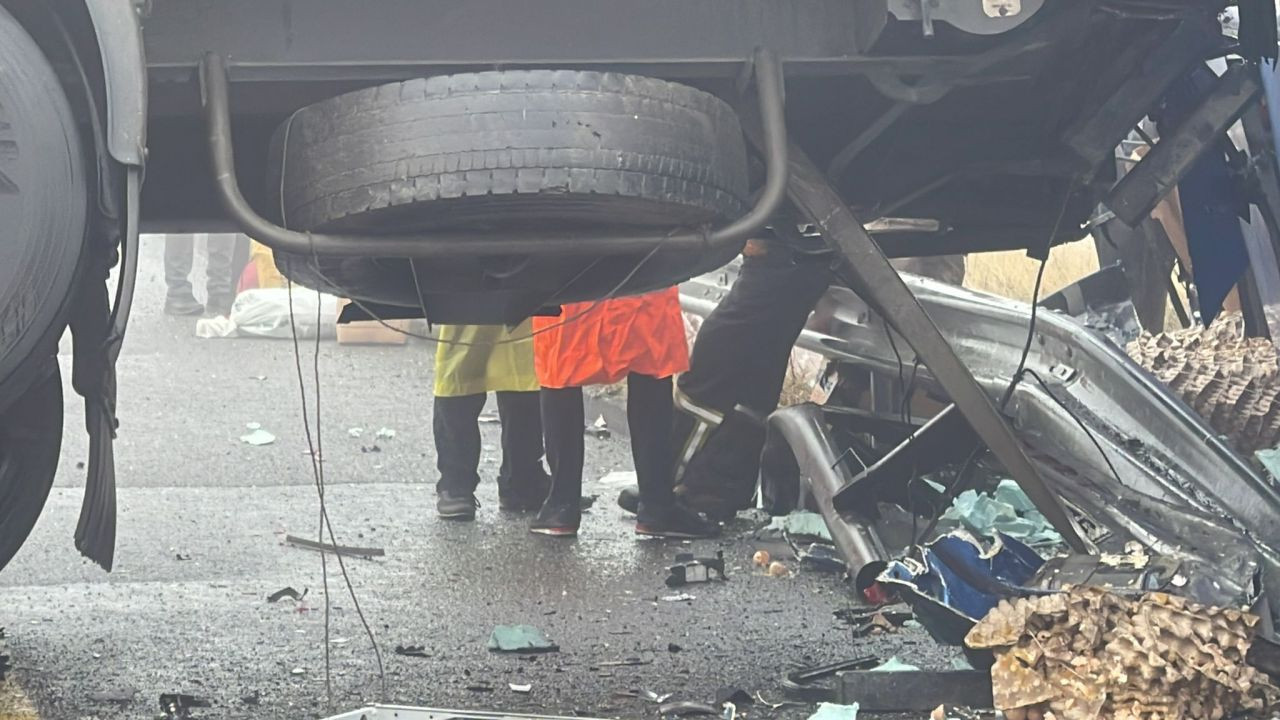 Şanlıurfa'da feci kaza! 2 TIR ile yolcu otobüsü çarpıştı: Ölü ve yaralılar var! - Sayfa 5