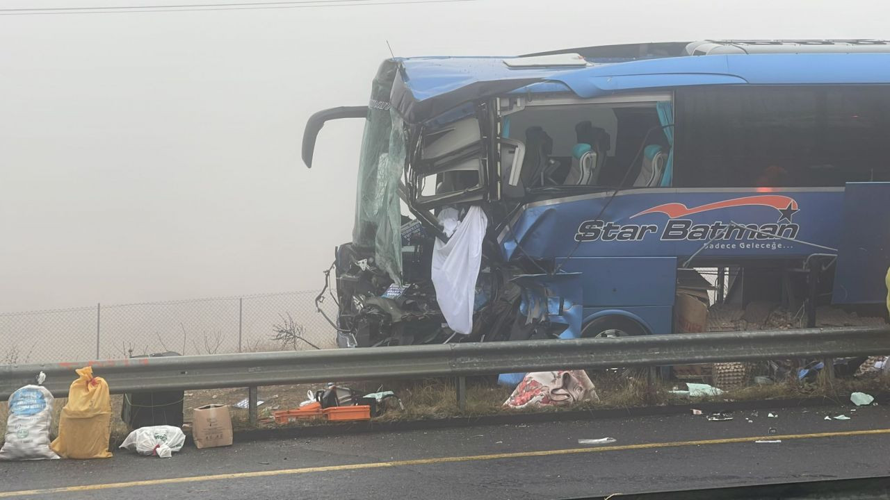 Şanlıurfa'da feci kaza! 2 TIR ile yolcu otobüsü çarpıştı: Ölü ve yaralılar var! - Sayfa 7