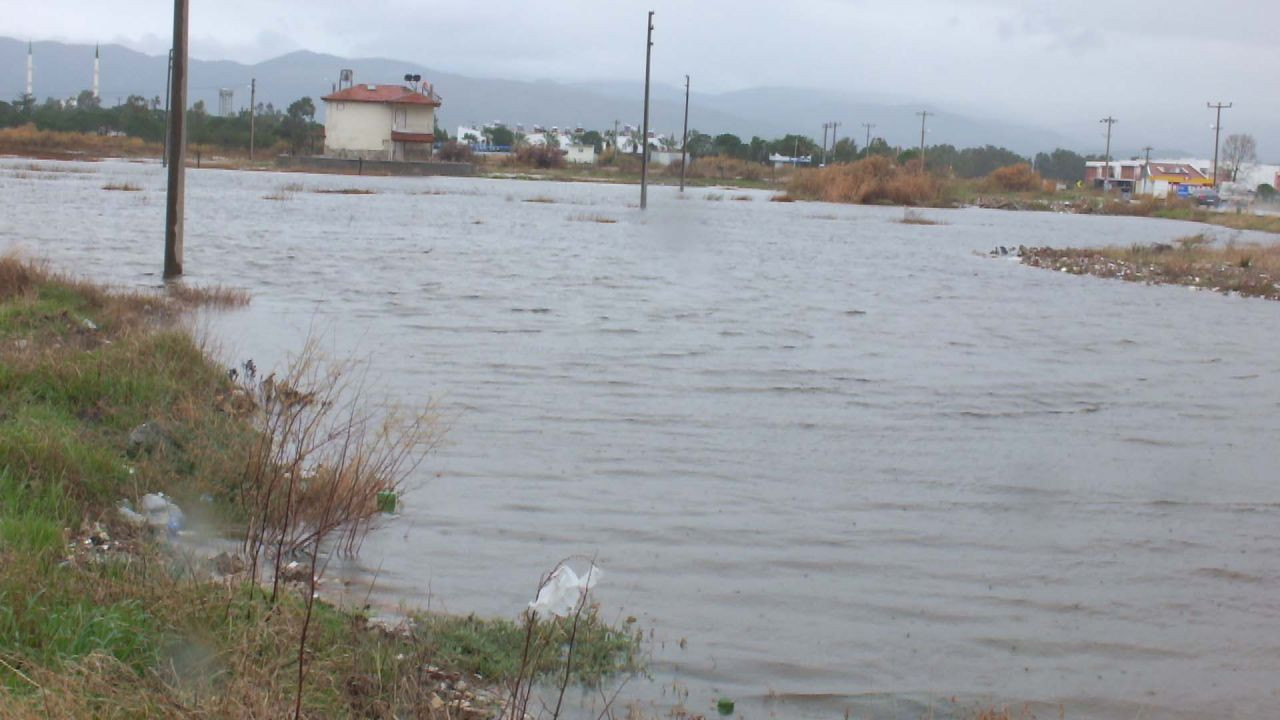 Balıkesir'de yazlıklar sular altında kaldı, yollar dereye döndü - Sayfa 5