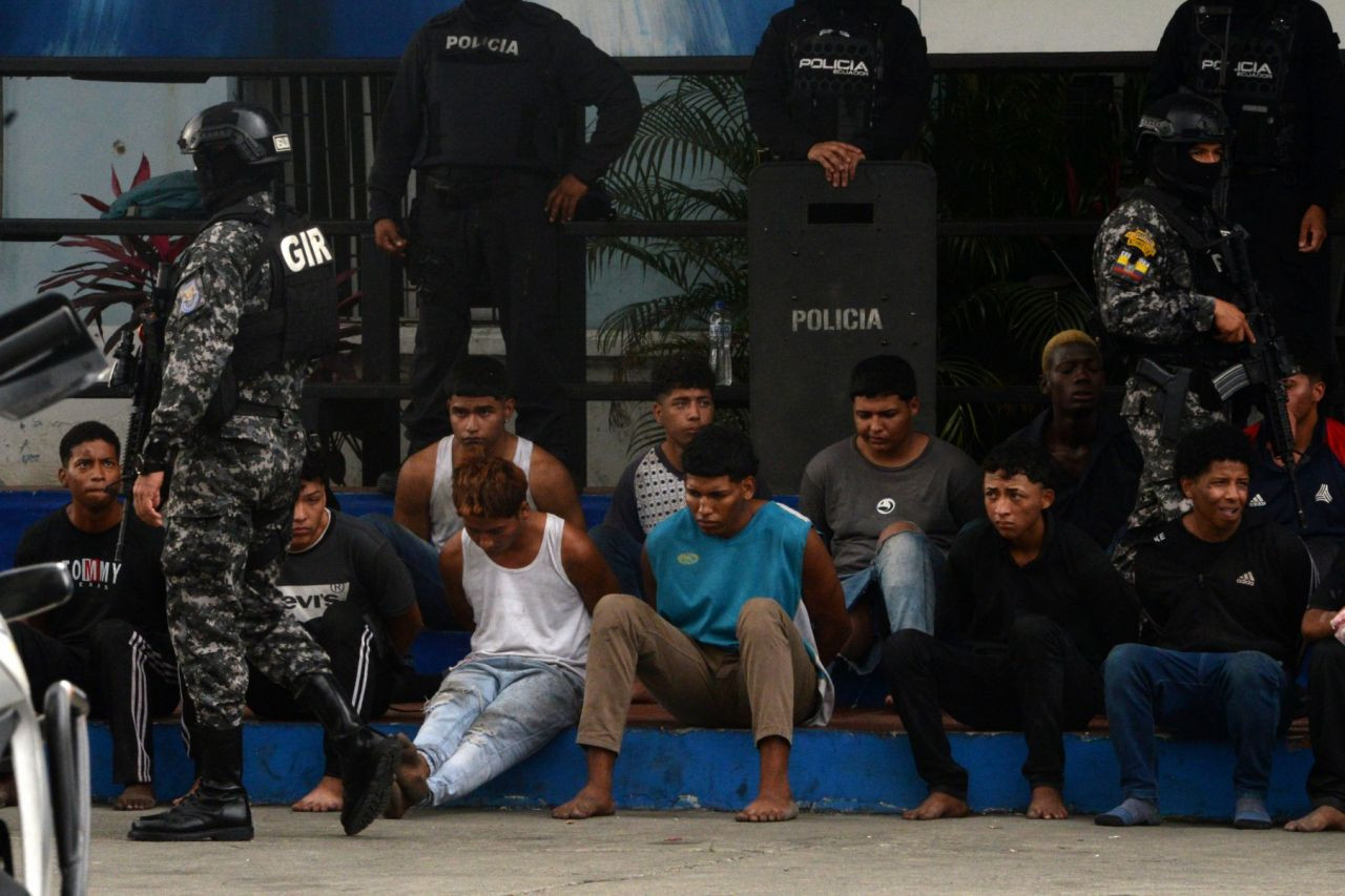 Ekvador'da operasyonlar sürüyor: Komşu ülkelerden de OHAL kararı: Sınıra askeri birlikler sevk ediliyor - Sayfa 14