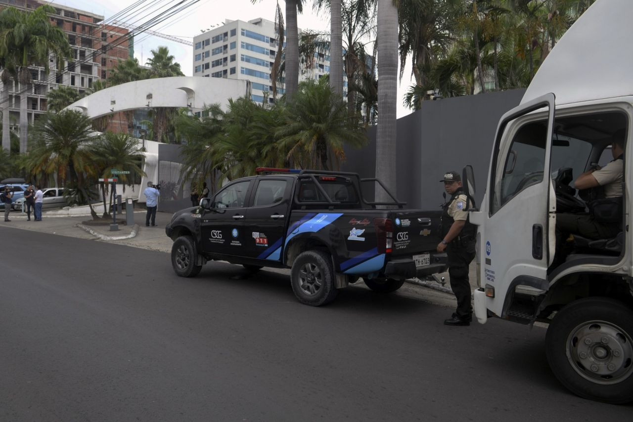 Ekvador'da operasyonlar sürüyor: Komşu ülkelerden de OHAL kararı: Sınıra askeri birlikler sevk ediliyor - Sayfa 16