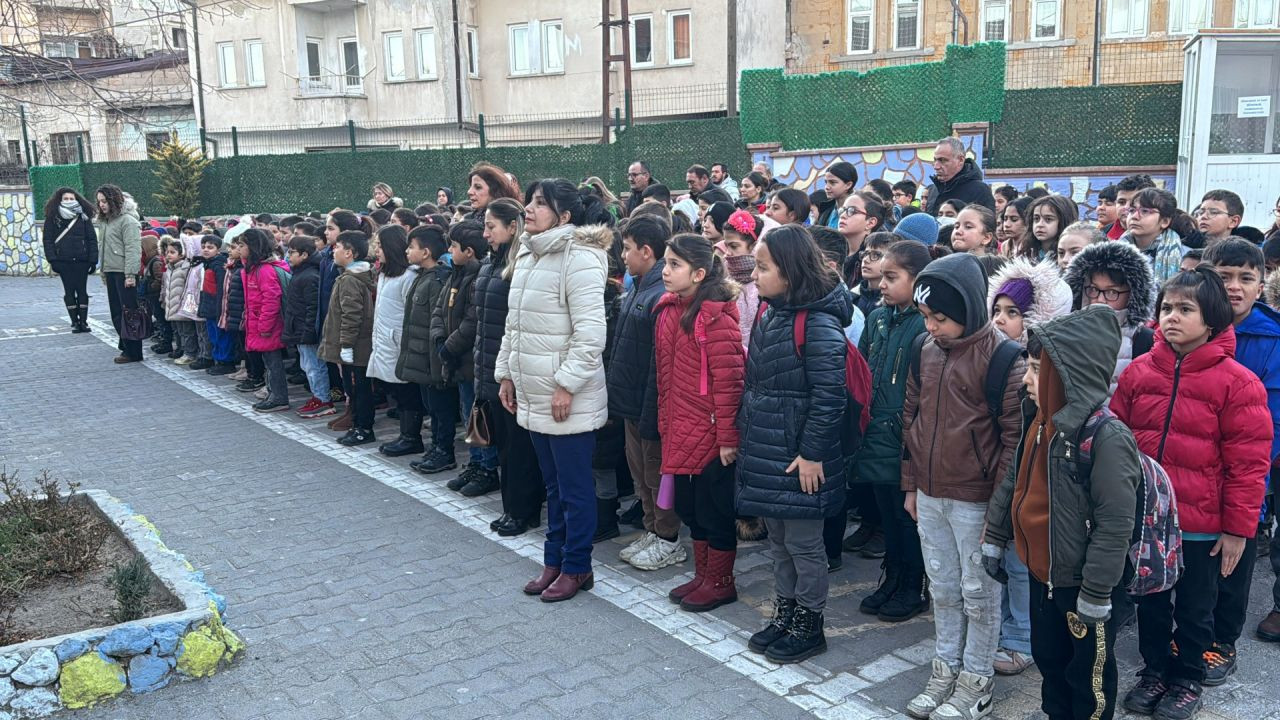 81 ilde tüm okullarda şehitler için saygı duruşu - Sayfa 11