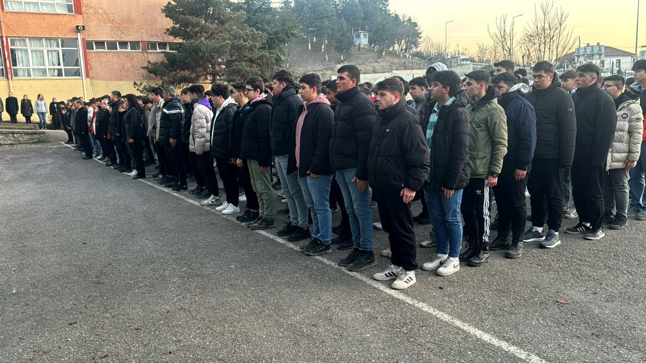 81 ilde tüm okullarda şehitler için saygı duruşu - Sayfa 10