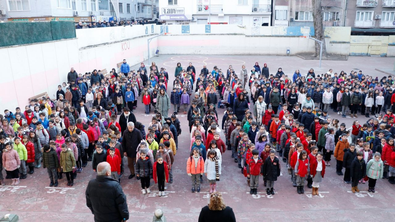 81 ilde tüm okullarda şehitler için saygı duruşu - Sayfa 12