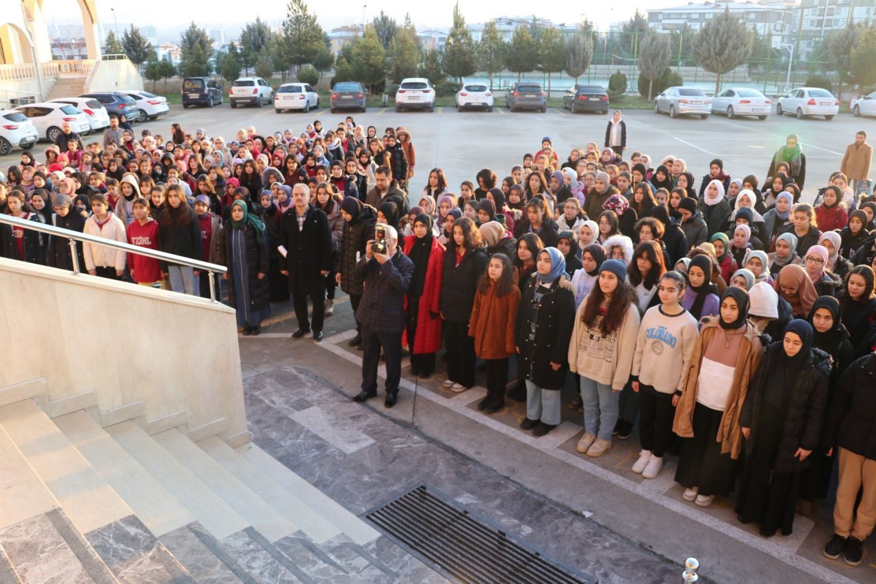 81 ilde tüm okullarda şehitler için saygı duruşu - Sayfa 7