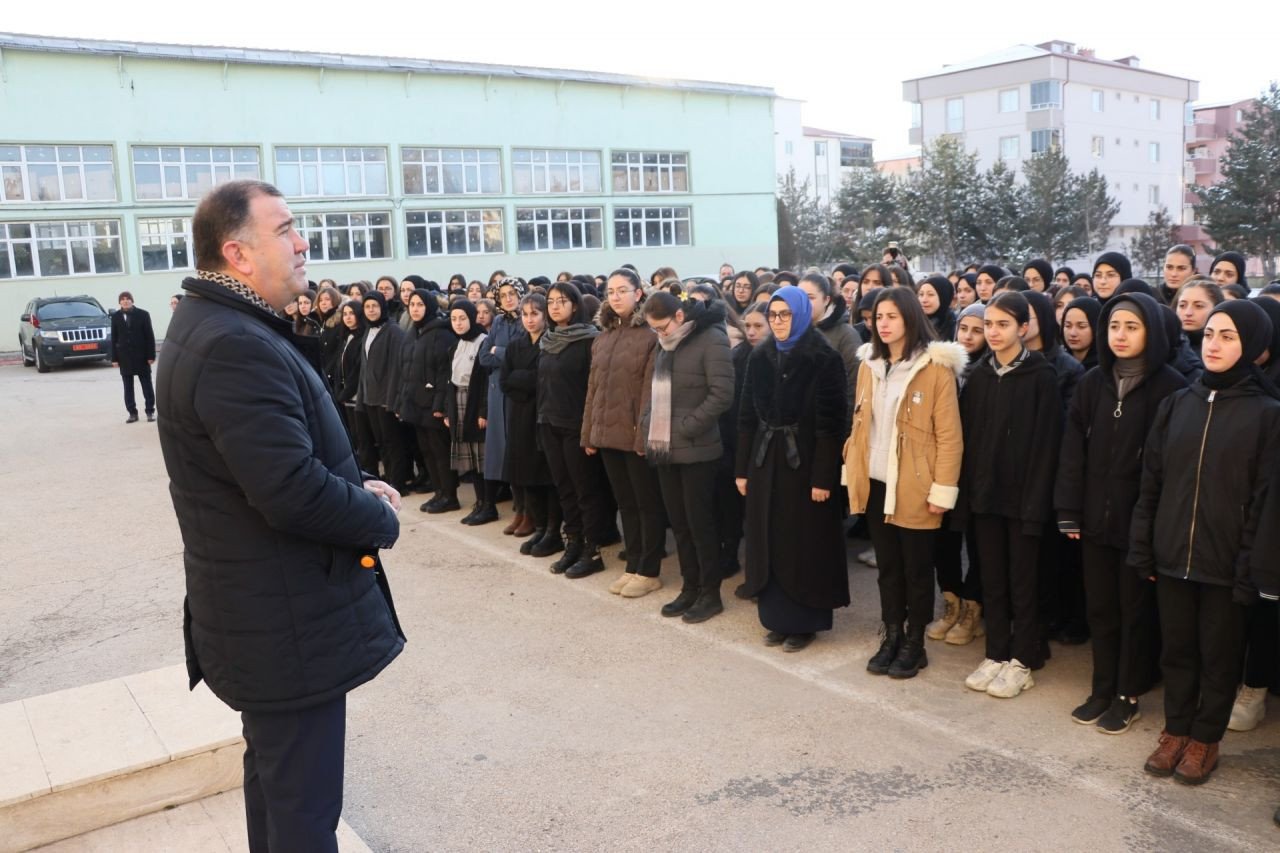 81 ilde tüm okullarda şehitler için saygı duruşu - Sayfa 14