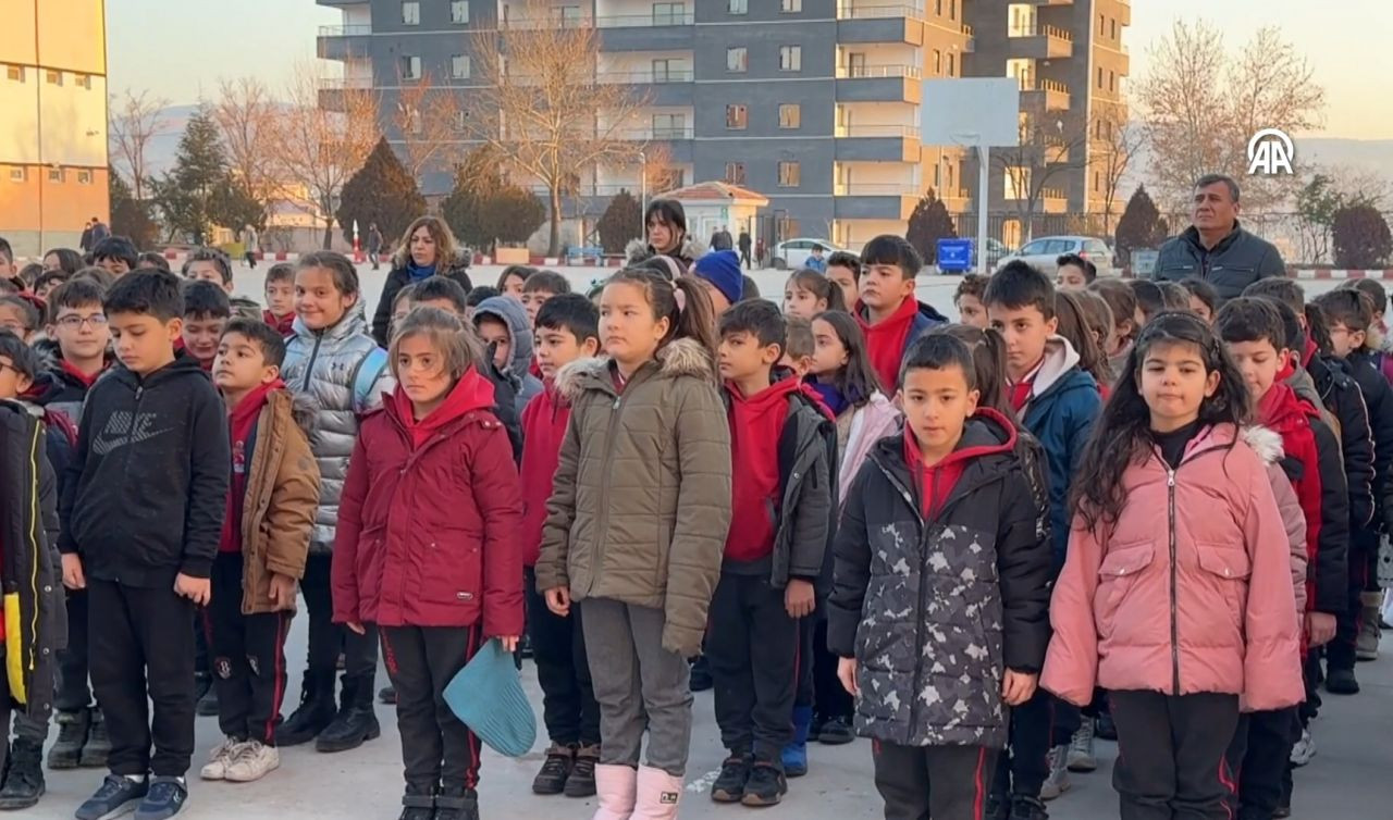 81 ilde tüm okullarda şehitler için saygı duruşu - Sayfa 5