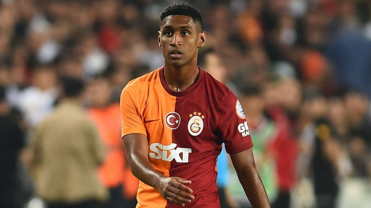 Galatasaray'ın Ümraniyespor maçı ilk 11'i belli oldu! Okan Buruk genç yıldızları sahaya atıyor, taraftar ilk kez izleyecek: Gözler Eyüp Aydın'da - Sayfa 9