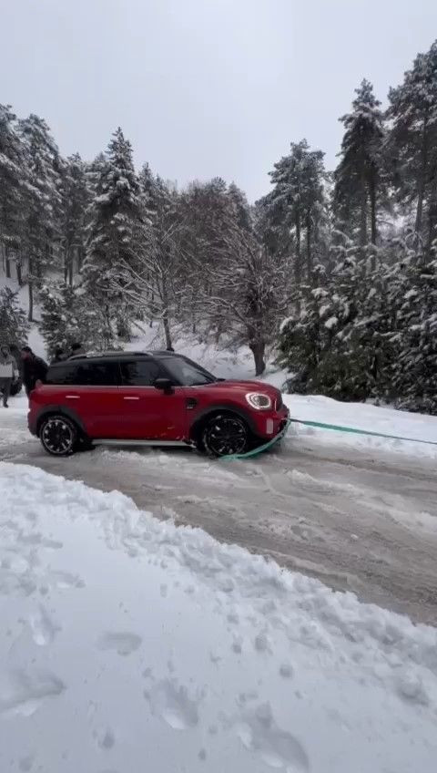 Uludağ'da yollar çarpışan araba pistine döndü! Kaza yapanlar, yolda kalanlar... - Sayfa 8