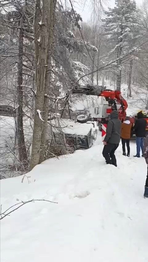 Uludağ'da yollar çarpışan araba pistine döndü! Kaza yapanlar, yolda kalanlar... - Sayfa 5