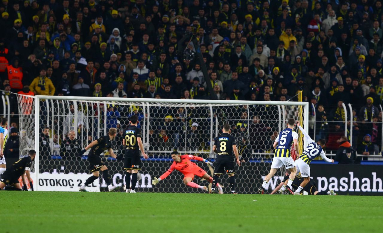 “Yönetim de Dominik Livakovic’ten memnun değil! Kaleci bu seviyedeyse yarışamazsınız. Muhakkak takviye lazım. Dzeko’nun golcülük yeteneği endişe verici! Krunic de Maldonado'nun Balkan versiyonu gibi” - Sayfa 8