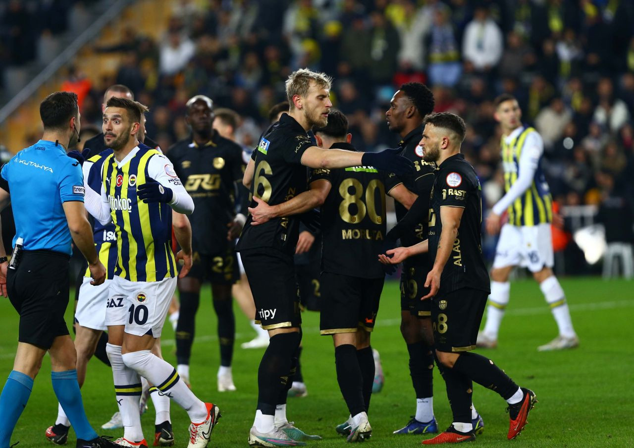 “Yönetim de Dominik Livakovic’ten memnun değil! Kaleci bu seviyedeyse yarışamazsınız. Muhakkak takviye lazım. Dzeko’nun golcülük yeteneği endişe verici! Krunic de Maldonado'nun Balkan versiyonu gibi” - Sayfa 14