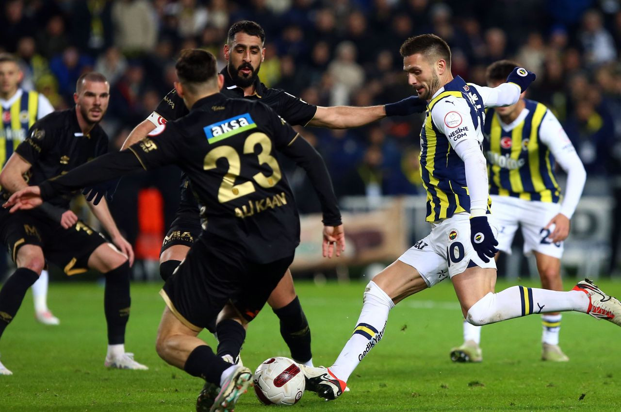 “Yönetim de Dominik Livakovic’ten memnun değil! Kaleci bu seviyedeyse yarışamazsınız. Muhakkak takviye lazım. Dzeko’nun golcülük yeteneği endişe verici! Krunic de Maldonado'nun Balkan versiyonu gibi” - Sayfa 10