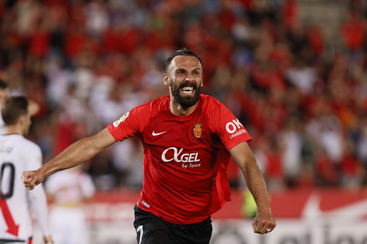 İsmail Kartal’ın gizli aşkı ortaya çıktı: Basın toplantısında istediği ‘yerli forvetin’ kim olduğu belli oldu! Oyuncudan açıklama geldi: “Menajerim Fenerbahçe ile görüşüyor!” Kötü haberi kendisi duyurdu… - Sayfa 9