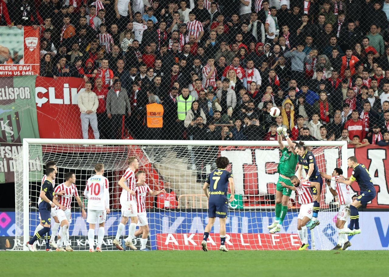 “Topa vurmaktan korkan bir Dusan Tadic ve kalitesi düşen bir Edin Dzeko! İsmail Kartal hala ezber değişikliklerine devam ediyor! Herkes işini tam yaparsa şampiyonluk o zaman olabilir…” - Sayfa 9