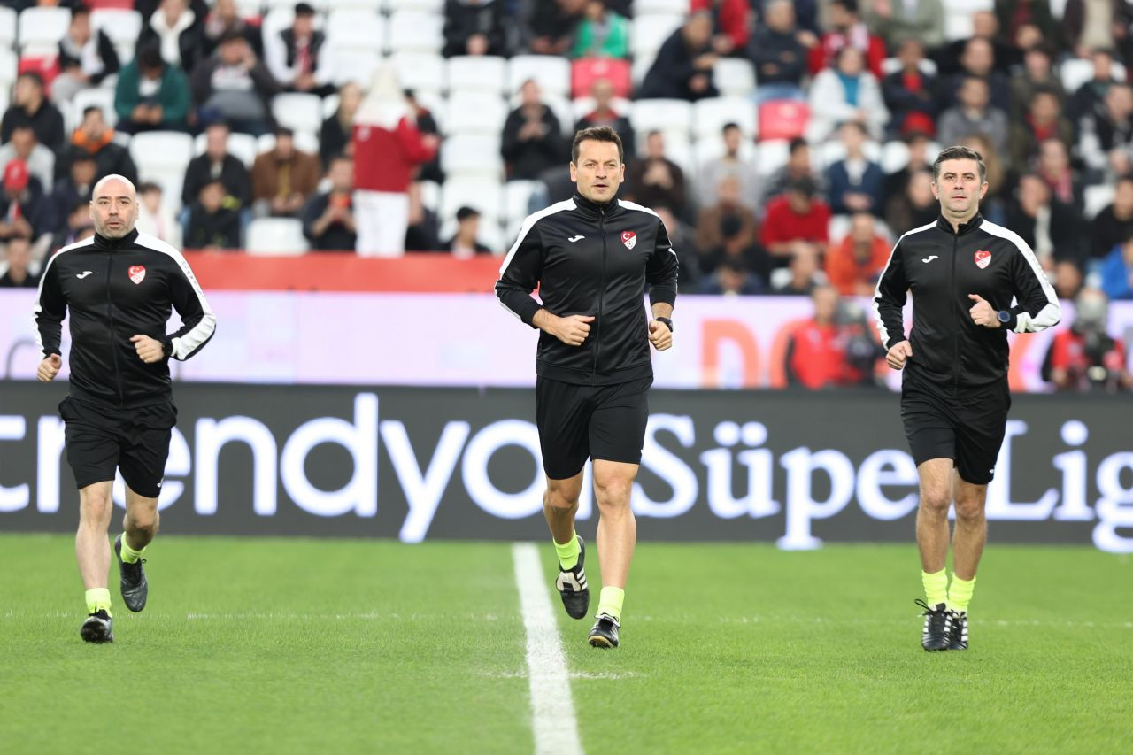 “Topa vurmaktan korkan bir Dusan Tadic ve kalitesi düşen bir Edin Dzeko! İsmail Kartal hala ezber değişikliklerine devam ediyor! Herkes işini tam yaparsa şampiyonluk o zaman olabilir…” - Sayfa 6