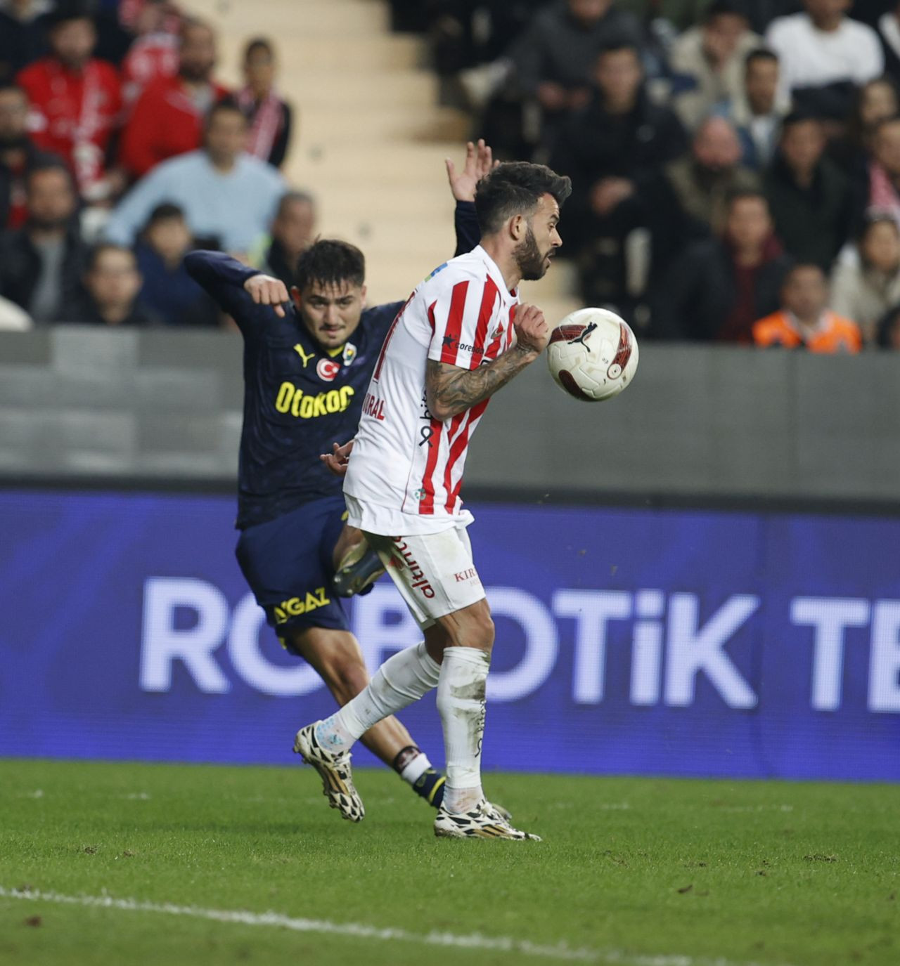 “Topa vurmaktan korkan bir Dusan Tadic ve kalitesi düşen bir Edin Dzeko! İsmail Kartal hala ezber değişikliklerine devam ediyor! Herkes işini tam yaparsa şampiyonluk o zaman olabilir…” - Sayfa 7