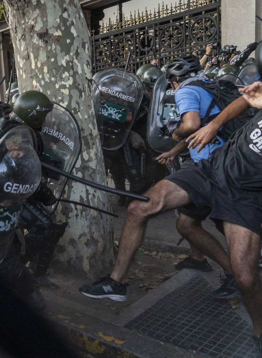 Arjantin'de Milei'ye karşı protestolar sürüyor: Binlerce kişi sokakta! Ülke savaş alanına döndü... - Sayfa 5